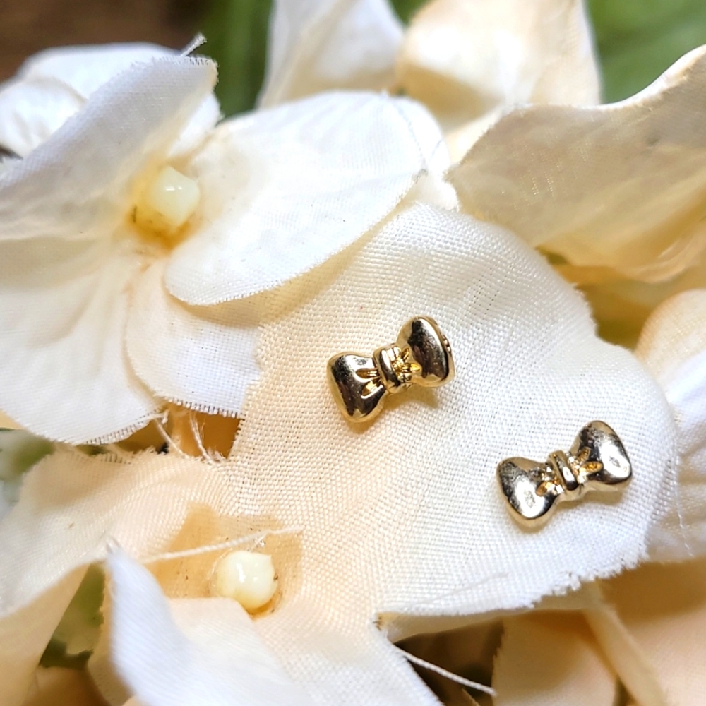 💍 Small Golden bow earrings